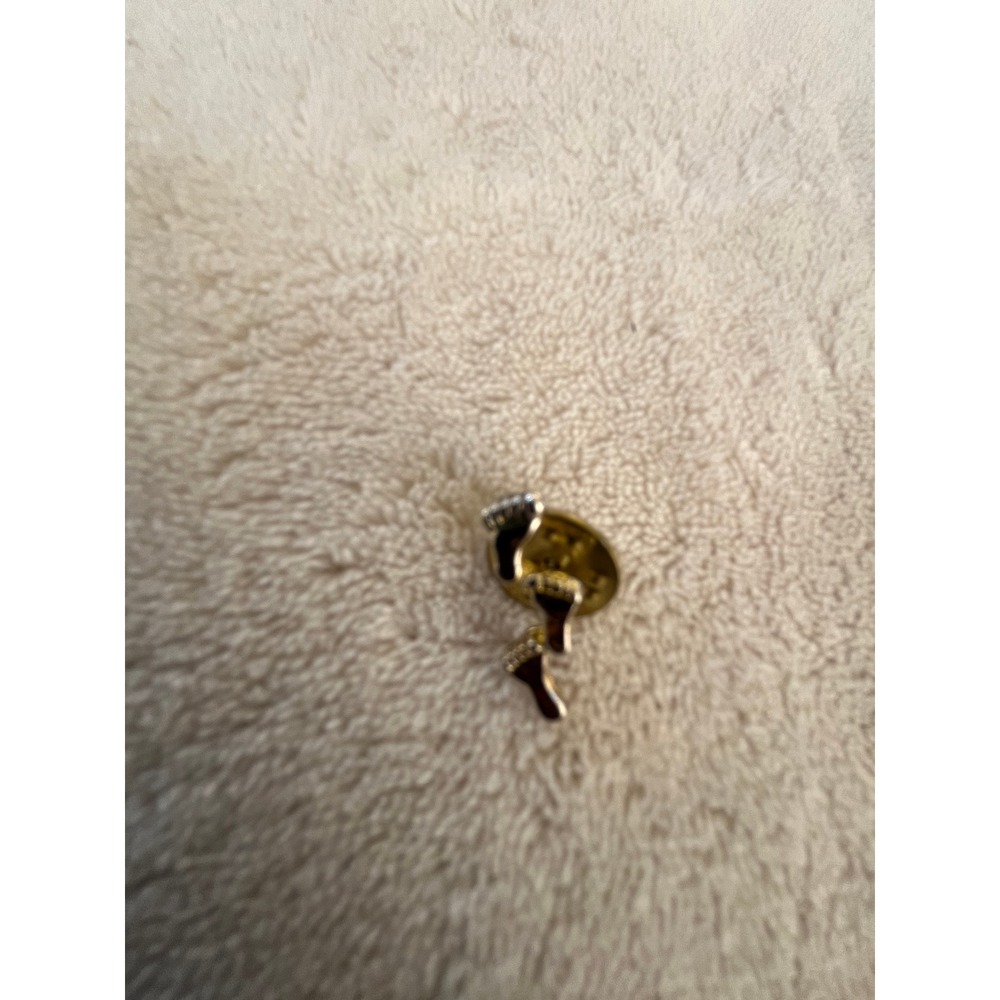 Vintage Gold Tone Triple Footprints Lapel Pin Religious Pro-Life Symbol 0215J